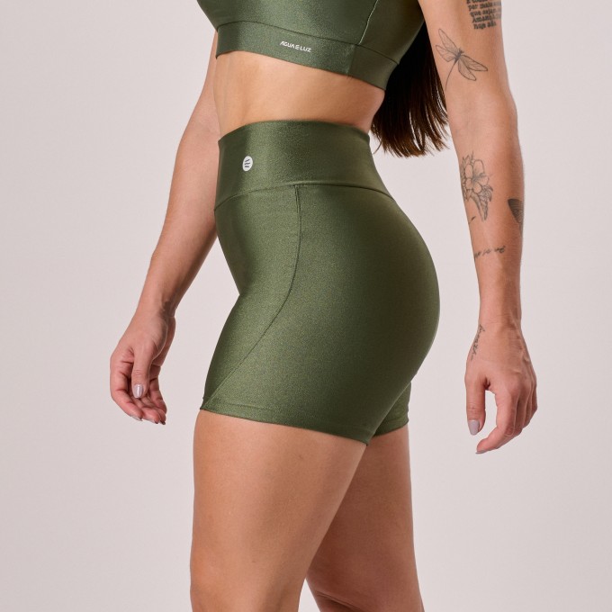 Short com Recorte Verde Militar