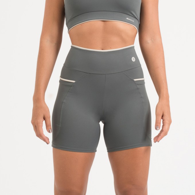 Short Cinza Níquel com Bolso e Detalhe Gelo