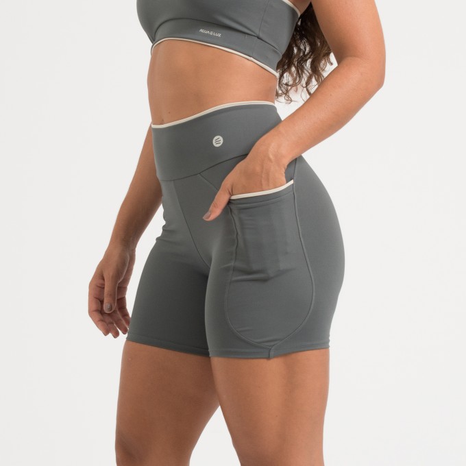 Short Cinza Níquel com Bolso e Detalhe Gelo