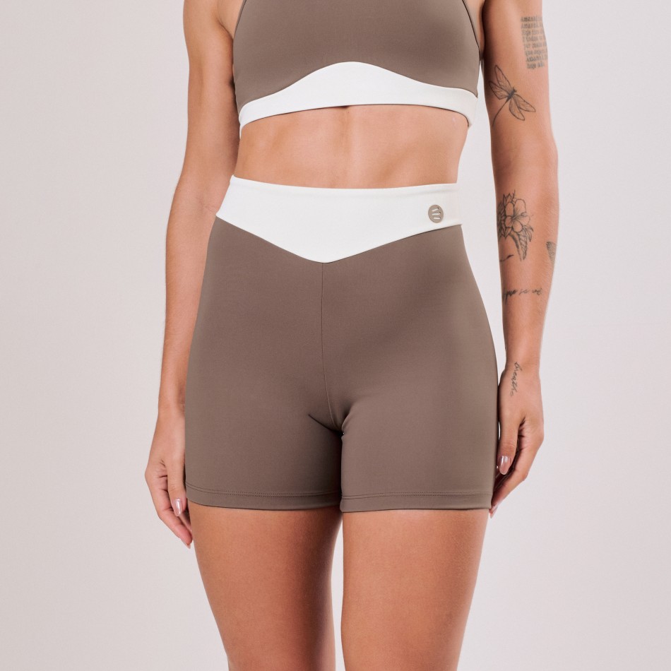 Short Castanho com Recorte Off White