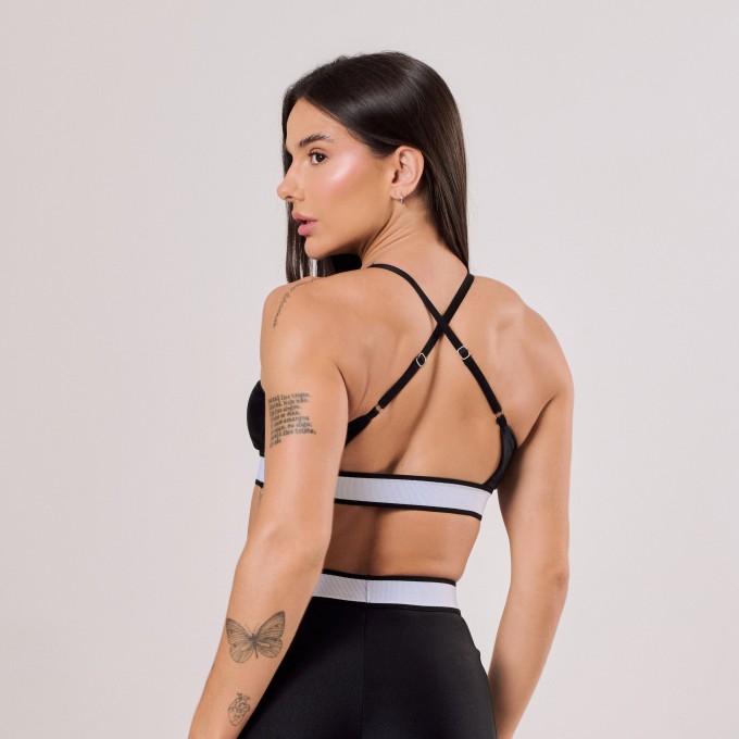 Top Preto vazado com Elástico Branco