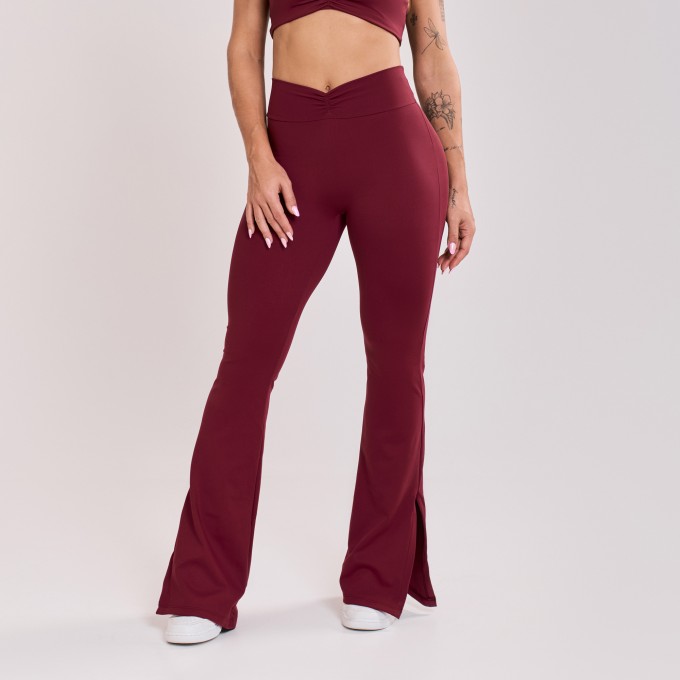 Calça Flare Cós Drapeado e Fenda Vinho Bordô