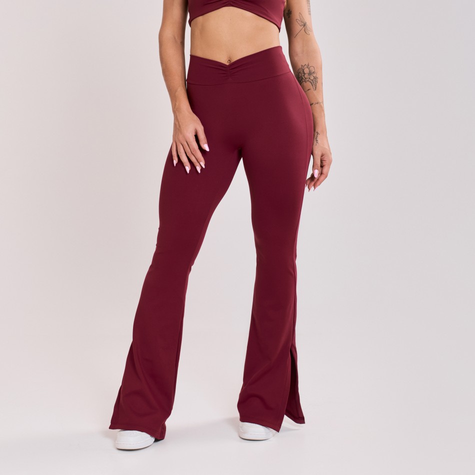Calça Flare Cós Drapeado e Fenda Vinho Bordô