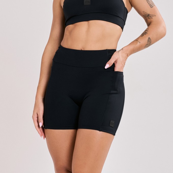 Short com Bolso e Detalhe Drapeado Preto