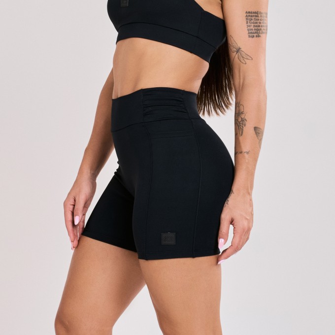Short com Bolso e Detalhe Drapeado Preto