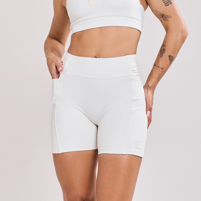 Short com Bolso e Detalhe Drapeado Off White