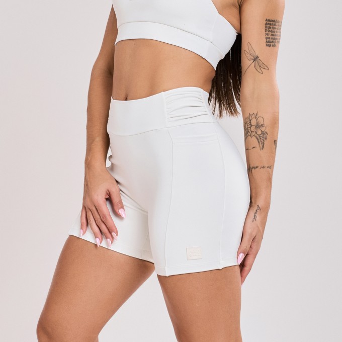 Short com Bolso e Detalhe Drapeado Off White