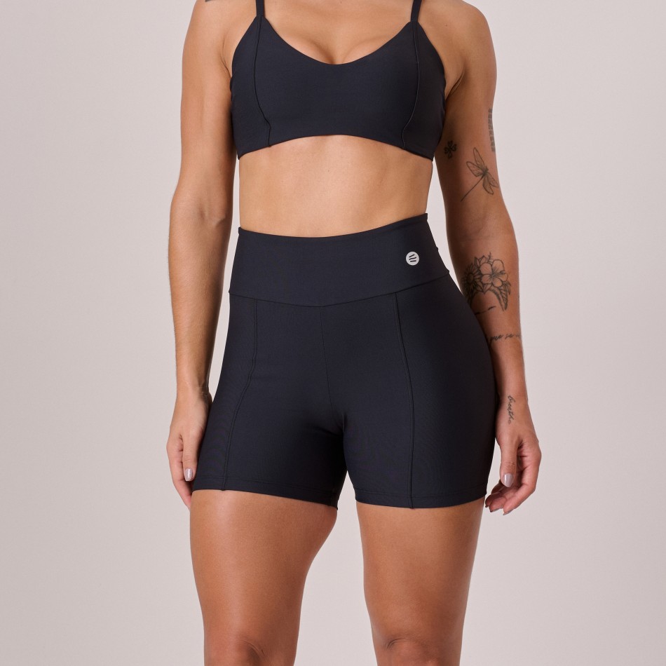 Short com Recorte Preto