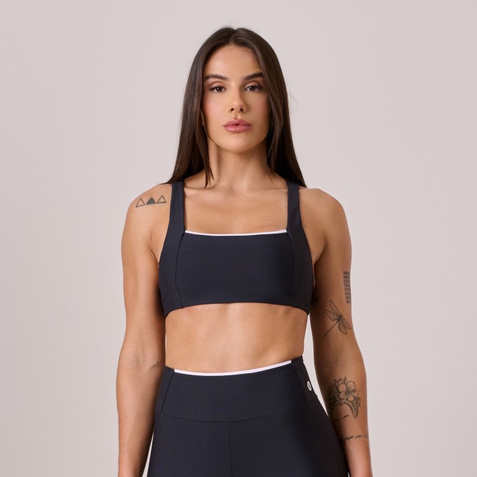 Top Decote Reto Preto com Detalhe Branco